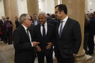 El presidente Chamorro charla con los vocales del CGPJ Bernardo Ferández y Alejandro Abascal tras concluir el acto